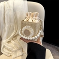 Borsa a secchiello in paglia con grande margherita e manico di perle eleganti - Cachi