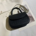 Borsa a sella nera minimalista con goffratura a rombi e tracolla a catena argento - Nero