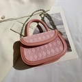 Borsa rosa trapuntata in ecopelle con tracolla a catena argento su blazer - Rosa