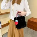 Schwarze Kunstpelz-Beuteltasche mit rosa gedrehtem Griff und Erdbeer-Anhänger - Schwarz Mit Erdbeer-Anhänger