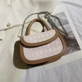 Elegante borsa a sella crema con bordo marrone, patta trapuntata e tracolla a catena - Bianco