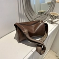 Vintage braune Zylindertasche mit breitem Schultergurt im Ethno-Muster gewebt - Braun