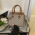 Bolso tote retro marrón claro con patrón de trébol y elegante logo dorado - Monograma Vintage Café