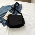 Borsa a tracolla in tela nera con cinturino regolabile e logo su sfondo di tessuto bianco - Nero