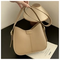 Chique beige hobo tas met verstelbare riem en reliëflogo op een donker oppervlak - Khaki Zonder Hanger