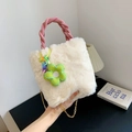 Pelz-Eimertasche in Cremeweiß mit rosa Webgriff und buntem Blumenanhänger - Beige Mit Blumenanhänger