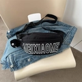 Marsupio in nylon nero con scritte bianche e ciondolo in peluche su giacca di jeans - Nero + Ciondolo Fuliggine