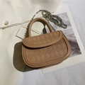 Borsa a tracolla color cammello chiaro con patta trapuntata e catena metallica argento - Cachi