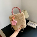 Hellbraune Kunstpelz-Handtasche mit rosa geflochtenem Griff und floralem Anhänger - Khaki Mit Blumenanhänger