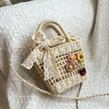 Französischer Strohbeutel in Cremeweiß mit Spitzenschleife und Blumen-Applikation - Beige