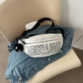 Sac banane en nylon blanc avec imprimé lettres noires et pendentif en peluche - Blanc + Pendentif Noiraude