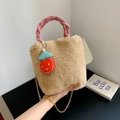 Sac seau en fausse fourrure beige avec anse tressée rose et charm fraise rouge - Khaki Avec Pendentif Fraise