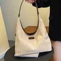 Stijlvolle beige gewatteerde canvas shopper met bruine handvatten en grote capaciteit - Beige