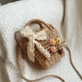 Khaki Stroh-Eimertasche mit Spitzenbogen und Blumendetails für den Strandurlaub - Khaki