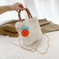 Sac seau chic en fausse fourrure crème avec anse tissée rose et broderie fraise - Beige Avec Pendentif Fraise