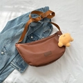 Sac bandoulière marron demi-lune avec sangle réglable et charm ours mignon - Marron (Avec Pendentif)