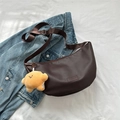 Sac bandoulière demi-lune marron foncé en tissu souple avec charm étoile en peluche - Café (Avec Pendentif)