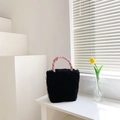 Sac seau en peluche noire avec poignée tressée rose et bandoulière en chaîne dorée - Noir Sans Pendentif