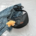 Sac croissant noir en cuir souple avec charm peluche jaune et bandoulière large tissée - Noir (Avec Pendentif)