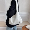 Minimalistische weiße Plüsch-Hobo-Tasche aus flauschigem Kunstfell am Modell - Gebrochenes Weiß