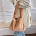 Plüschige Shopper-Tasche aus karamellfarbenem Kunstpelz mit doppelten Schulterriemen - Khaki
