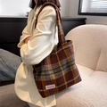 Bolso tote de tweed a cuadros con etiqueta Fashion y asas largas para el hombro - Marrón