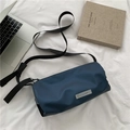 Donkerblauwe cilindrische crossbodytas met modelabel en brede verstelbare schouderriem - Blauw
