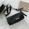 Modieuze zwarte cilindrische crossbodytas van mat waterdicht materiaal met nylon riem - Zwart