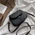 Minimalistische schwarze Satteltasche aus PU-Leder mit silberner Schließe auf Stoff - Schwarz