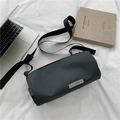 Donkergrijze matte cilindrische crossbodytas met verstelbare brede stoffen riem en label - Grijs