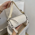 Bolso cilíndrico acolchado blanco con correa ancha ajustable y asas superiores - Beige