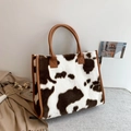 Borsa tote chic in ecopelliccia con stampa mucca e manici in pelle marrone - Stampa Muccata Marrone