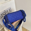 Bolso bandolera cilíndrico de nailon acolchado azul real con correa ancha - Azul