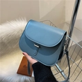 Minimalistische hellblaue Leder Satteltasche mit Silberbeschlägen und Riemen - Blau