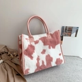 Borsa a mano in peluche con stampa animalier rosa e bianca e manici in ecopelle - Stampa Muccata Rosa