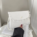 Weiße Spitzentasche mit Perlenriemen und Blumenhäkelarbeit in elegantem Stil - Perlenstil / Weiß
