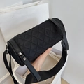 Bolso bandolera cilíndrico de nailon negro acolchado con correa ancha y cremallera - Negro