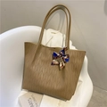 Borsa tote kaki capiente con motivo a foglie in rilievo e foulard di seta decorativo - Cachi
