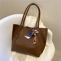 Borsa tote marrone goffrata con motivo a foglie e foulard di seta decorativo - Marrone