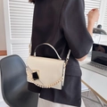 Borsa a tracolla bianco crema con catena dorata e chiusura geometrica nera - Bianco Sporco