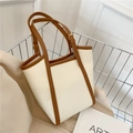 Bolso tote crema minimalista con correas marrones y hebillas metálicas para uso diario - Blanco