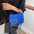 Borsa a tracolla blu Klein con fibbia geometrica dorata e catenella laterale - Blu Klein
