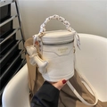Secchiello bianco motivo coccodrillo con manico in seta e ciondolo cane in pelle - Bianco Con Ciondolo Cane