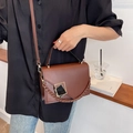 Borsa a tracolla in pelle marrone con fibbia geometrica e dettaglio catena alla moda - caffè