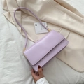 Bolso de hombro lila minimalista en piel sintética suave con herrajes dorados - Morado