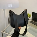 Bolso bandolera semicircular negro minimalista en cuero mate con hebilla de metal dorado - Negro
