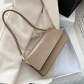 Bolso bandolera minimalista en cuero marrón claro con herrajes dorados y solapa rectangular - Caqui