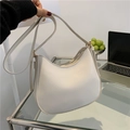 Bolso bandolera de media luna en cuero blanco crema minimalista con correa ajustable - Blanco