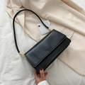 Bolso de hombro minimalista en cuero negro con herrajes dorados y solapa rectangular - Negro