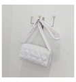 Primer plano del bolso bandolera acolchado blanco con elegante diseño de rombos - Blanco